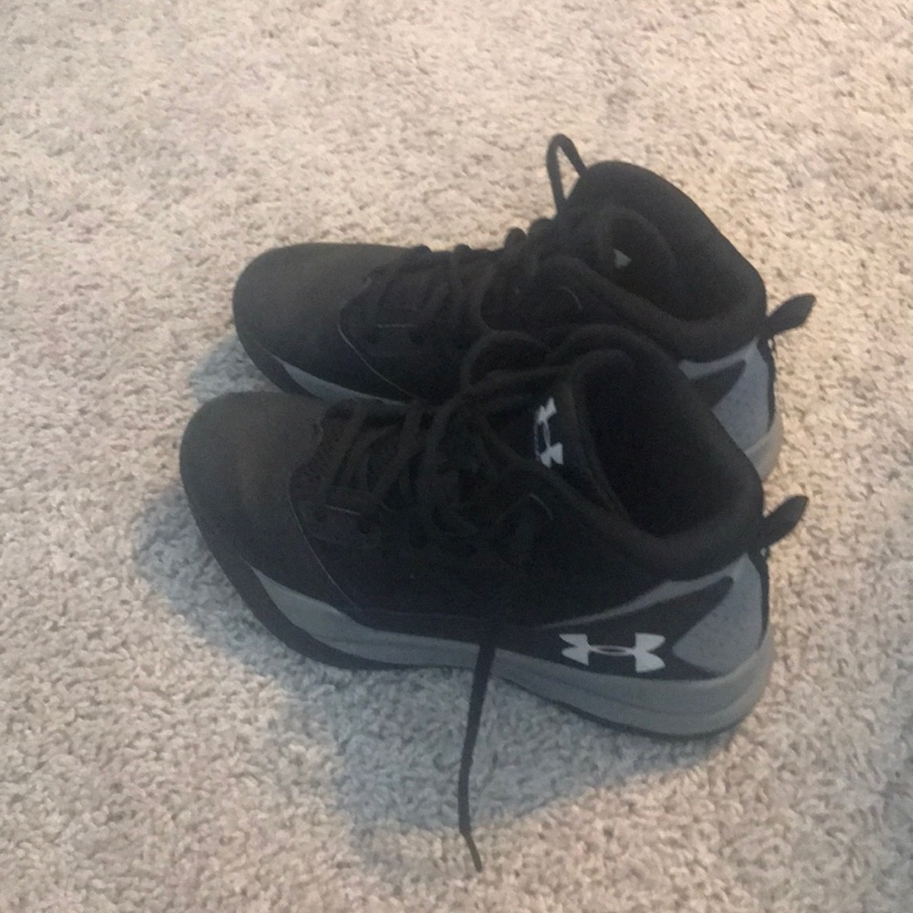 Boys basketball shoes size 5Y